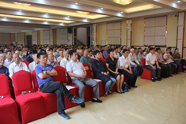 乐鱼·体育村召开庆祝建党96周年党员大会
